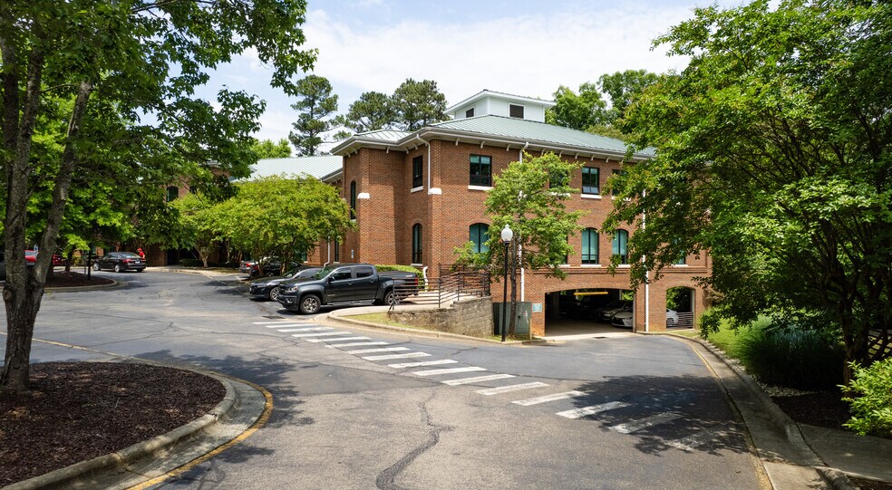 610 Jones Ferry Rd, Carrboro, NC à vendre - Photo de l’immeuble – Image 2 sur 20