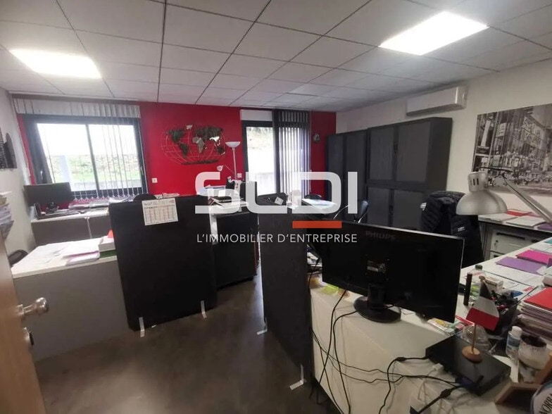 Local commercial dans Saint-Laurent-de-Mure à louer - Photo de l’immeuble – Image 1 sur 12