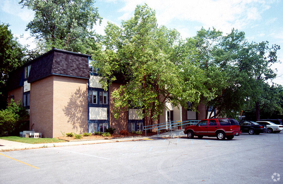 740 E 52nd St, Indianapolis, IN à louer - Photo de l’immeuble – Image 2 sur 10