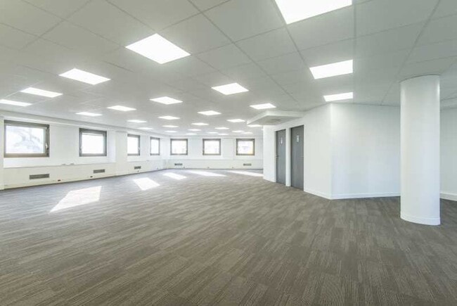 Plus de détails pour 1 Rond Point De L'Europe, La Garenne-Colombes - Bureau à louer