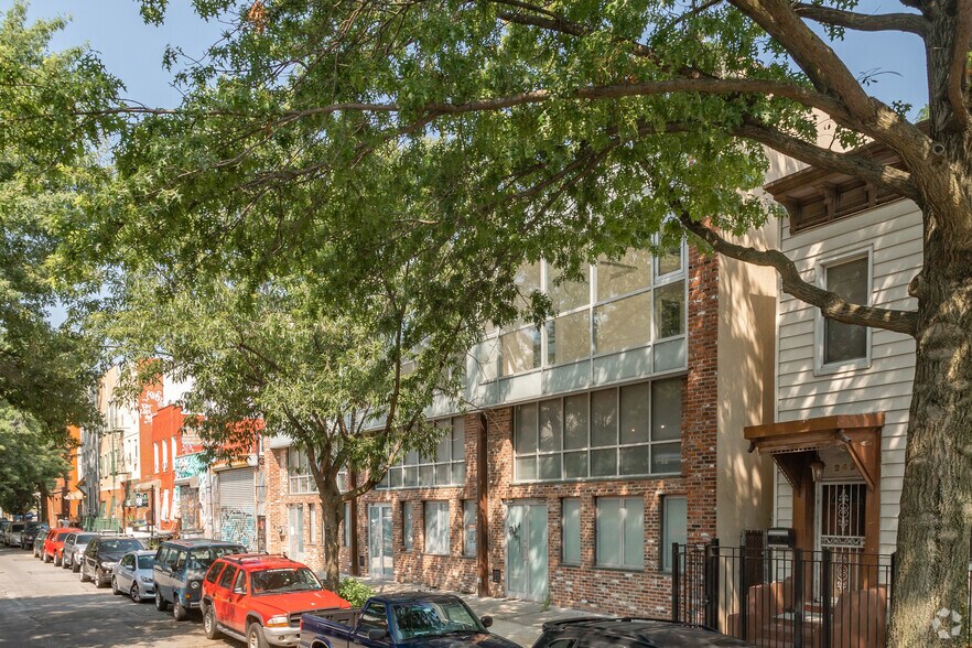 243-247 Boerum St, Brooklyn, NY à louer - Photo de l’immeuble – Image 3 sur 8