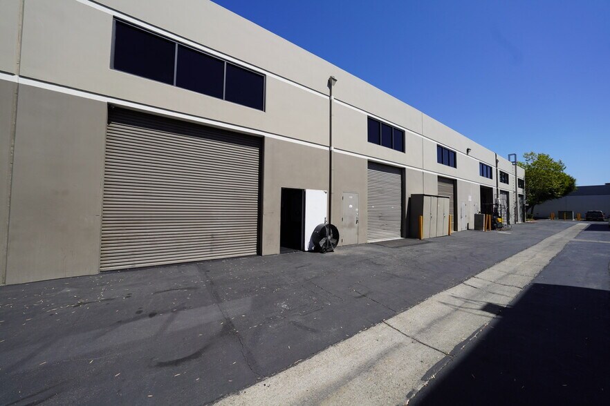 3100 Airway Ave, Costa Mesa, CA à louer - Photo de l’immeuble – Image 3 sur 7