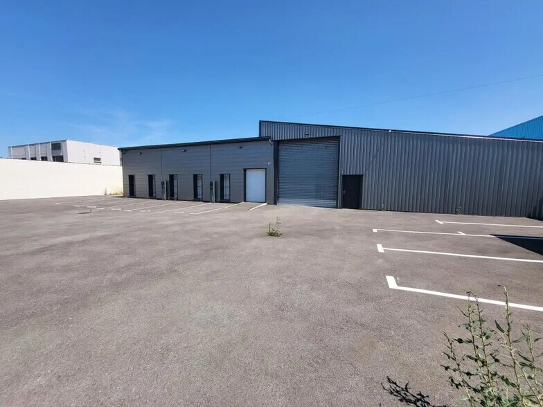 Local d'activités dans Vaulx-en-Velin à vendre - Photo de l’immeuble – Image 3 sur 7