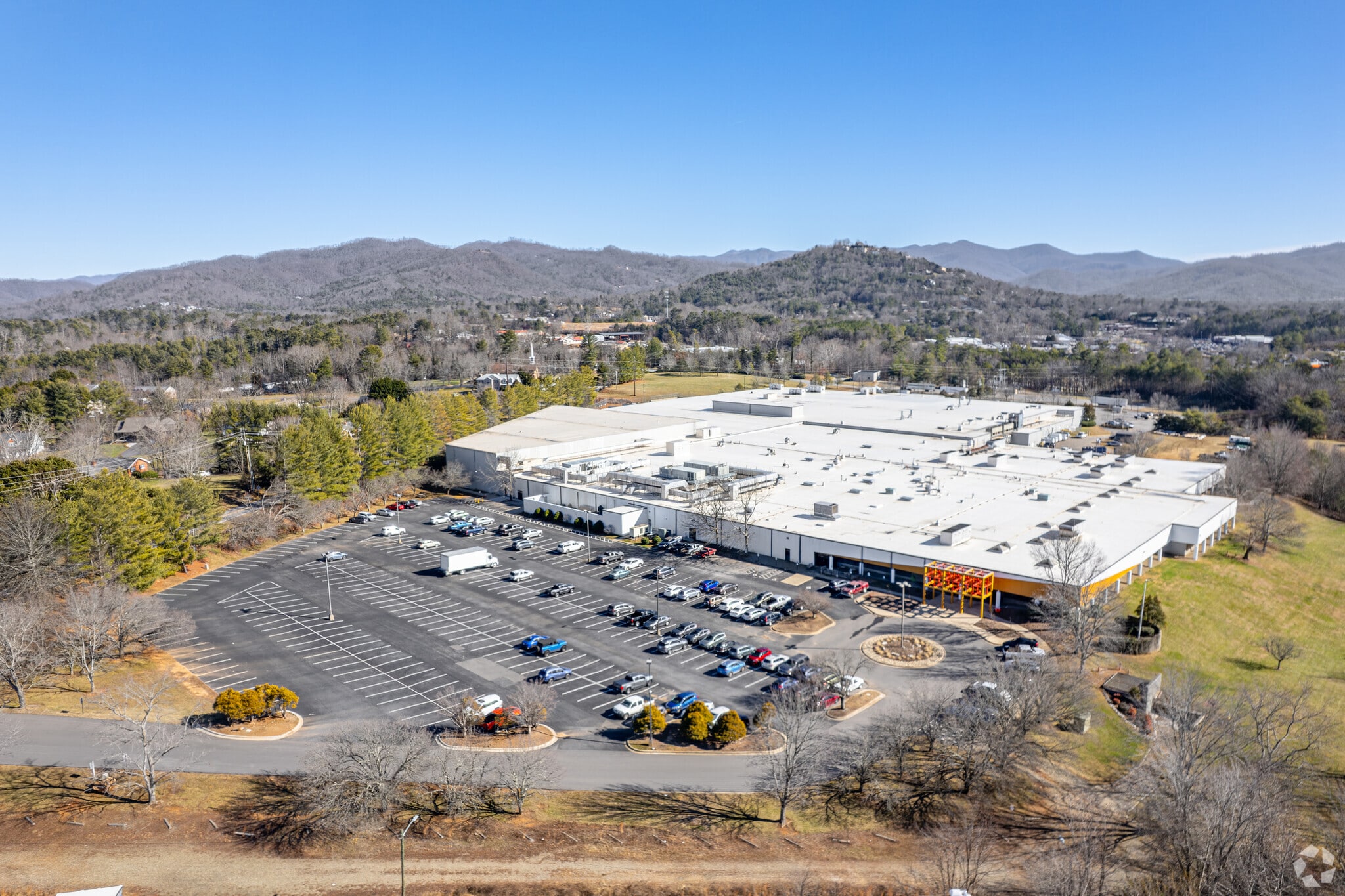 108 Monticello Rd, Weaverville, NC à louer Photo de l’immeuble– Image 1 sur 24