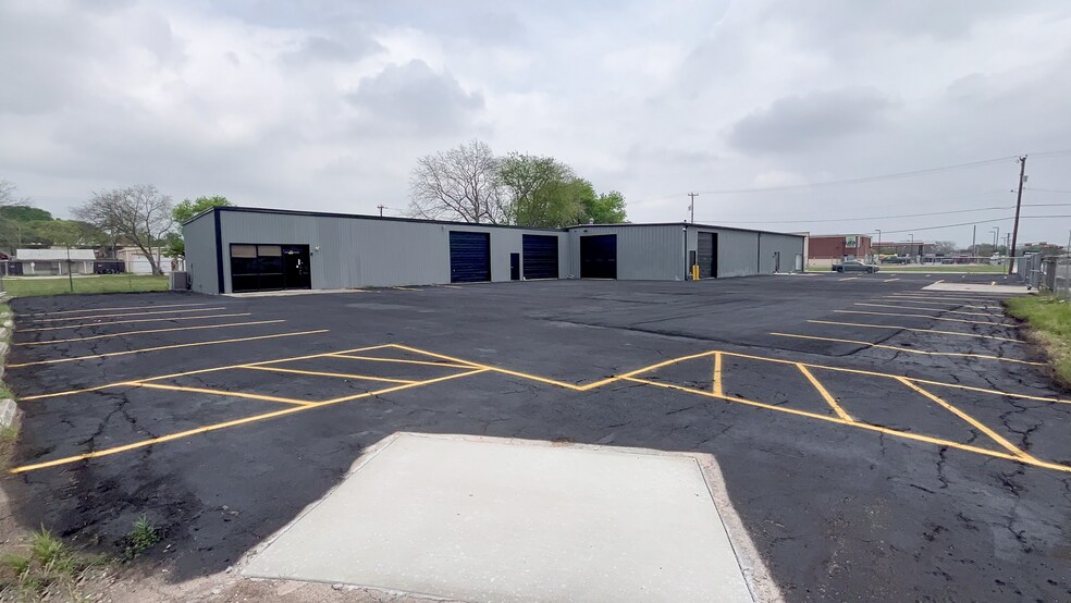 205 W Byrd Blvd, Universal City, TX à louer - Photo de l’immeuble – Image 3 sur 25