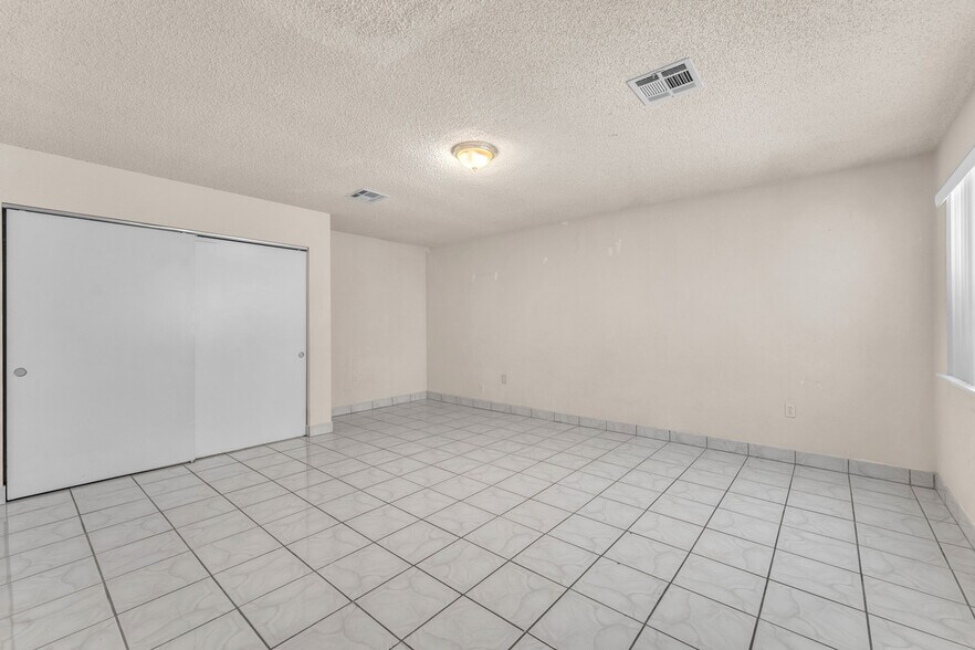 2130 E Maule Ave, Las Vegas, NV à louer - Photo de l’immeuble – Image 3 sur 37