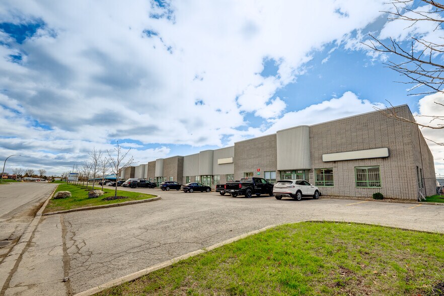 894-930 Rue Bergar, Laval, QC à louer - Photo de l’immeuble – Image 3 sur 7