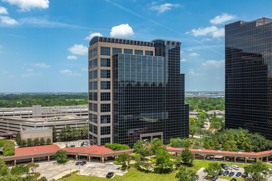 17001 Northchase Dr, Houston, TX à louer - Photo de l’immeuble – Image 2 sur 37