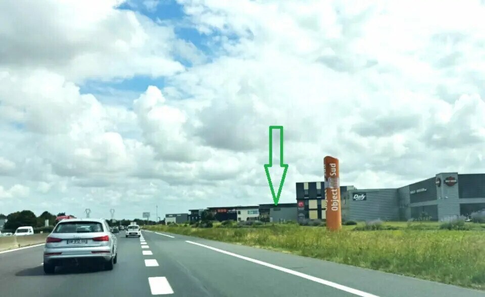 Local d’activités dans Ifs à louer - Photo de l’immeuble – Image 2 sur 4