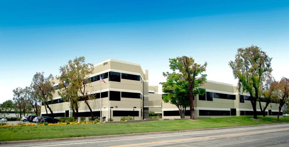 25115 Avenue Stanford, Valencia, CA à louer - Photo principale – Image 1 sur 9