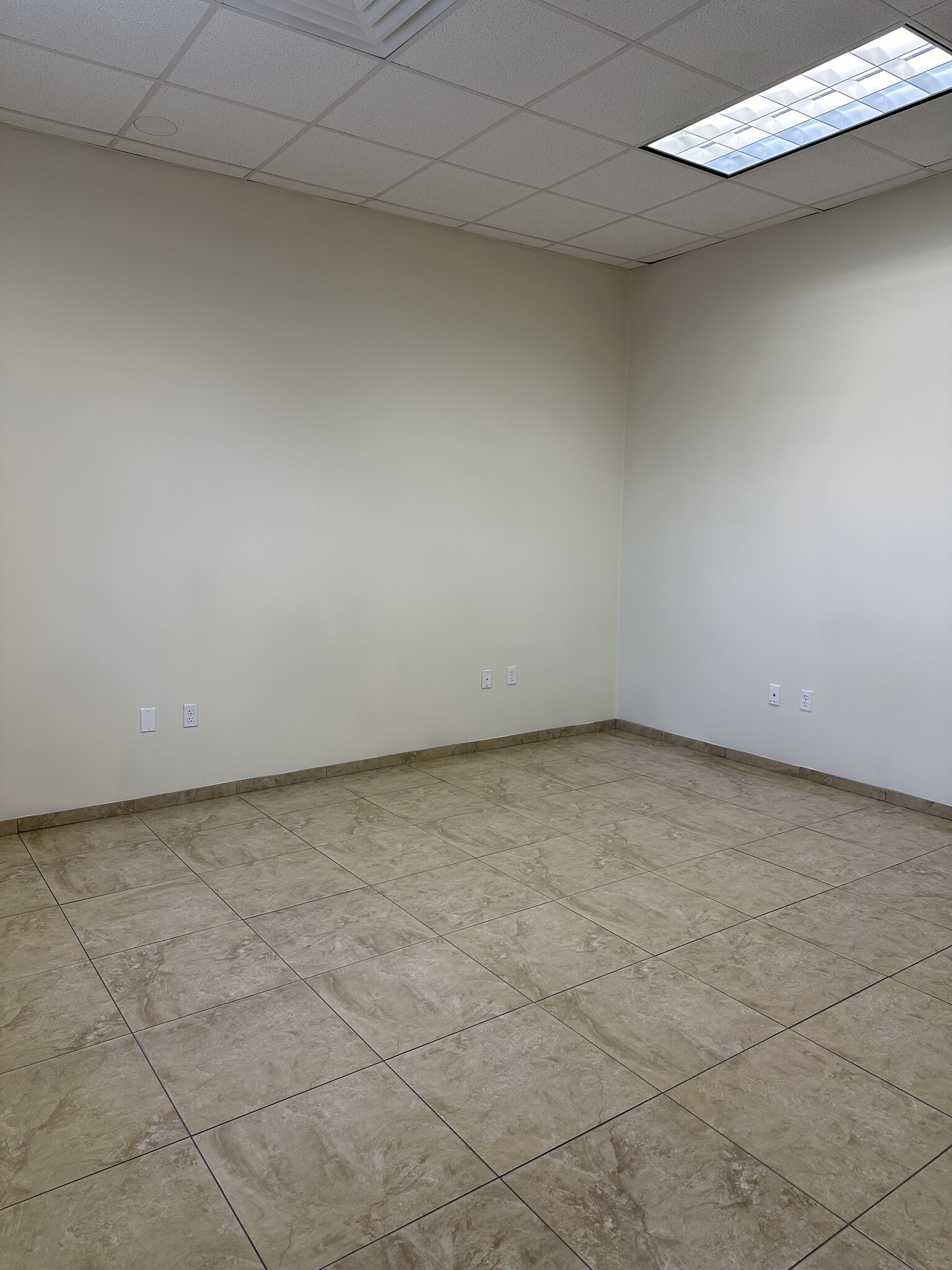 1317 E Jasmine Ave, McAllen, TX à louer Photo de l’immeuble– Image 1 sur 11