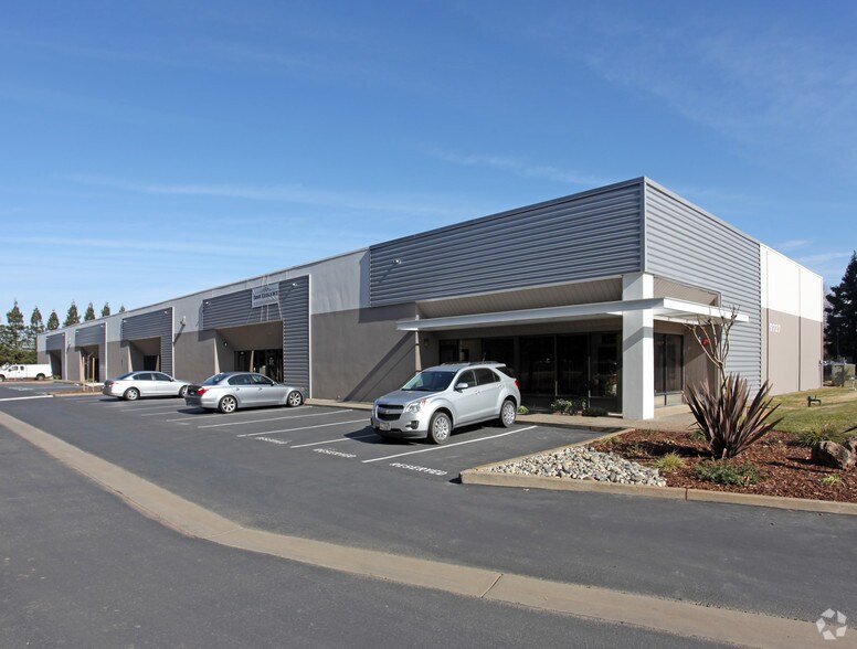 9727 Business Park Dr, Sacramento, CA à louer - Photo de l’immeuble – Image 1 sur 4