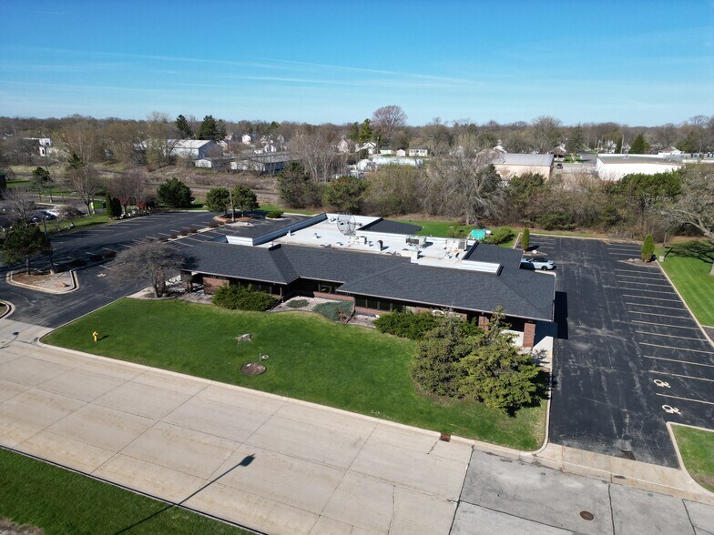 501 Doctors Ct, Oshkosh, WI à louer - Photo de l’immeuble – Image 2 sur 3
