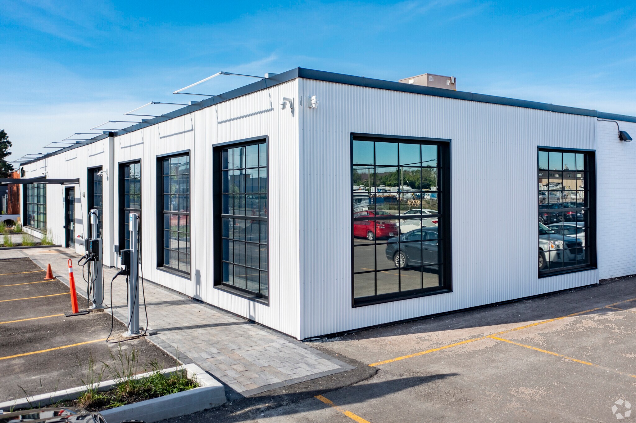 14 Vansco Rd, Toronto, ON à louer Photo principale– Image 1 sur 7