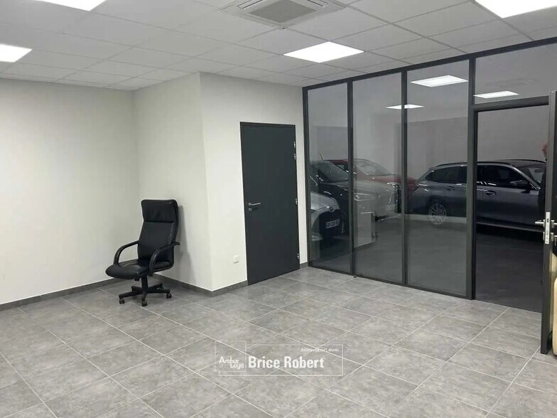 Bureau dans Chassieu à louer - Photo de l’immeuble – Image 3 sur 20