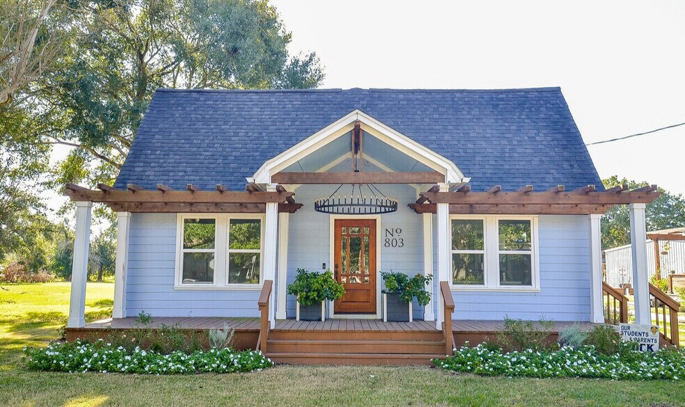 803 Austin St, Richmond, TX à louer - Photo de l’immeuble – Image 1 sur 12