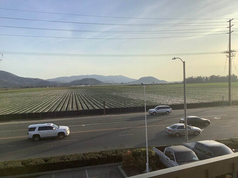 575 Dawson Dr, Camarillo, CA à louer - Photo de l’immeuble – Image 2 sur 5