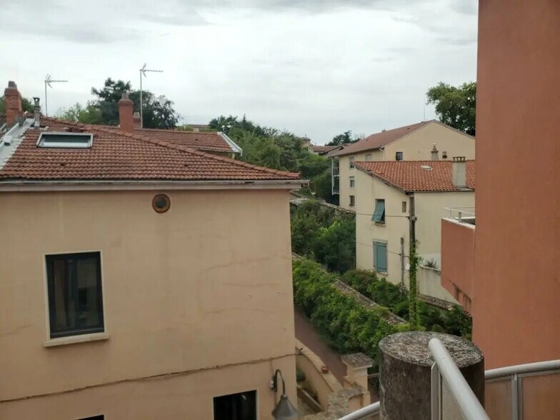 Local d’activités dans Sainte-Foy-lès-Lyon à louer - Photo de l’immeuble – Image 2 sur 9