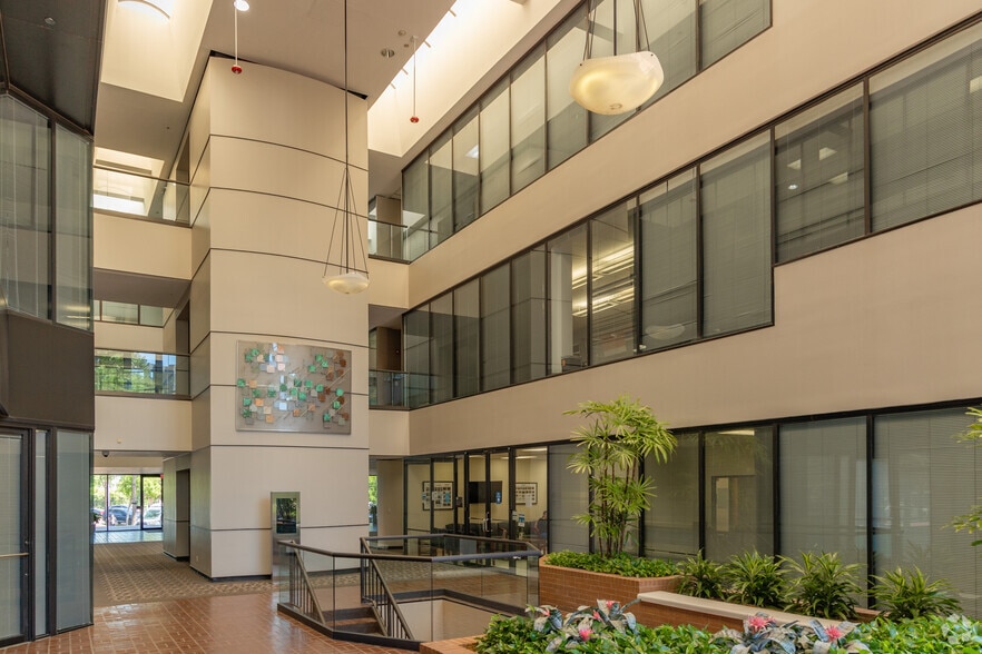 16801 Greenspoint Park, Houston, TX à louer - Hall d’entrée – Image 3 sur 5