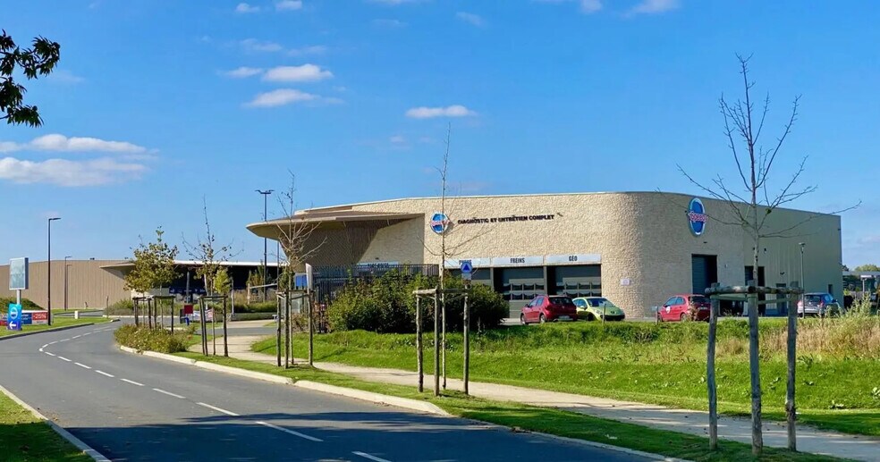 Local commercial dans Franqueville-Saint-Pierre à louer - Photo de l’immeuble – Image 3 sur 4