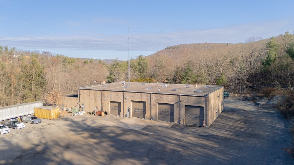 45 Pines Bridge Rd, Beacon Falls, CT à louer - Photo de l’immeuble – Image 1 sur 12