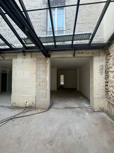 Local commercial dans Paris à louer - Photo de l’immeuble – Image 3 sur 10