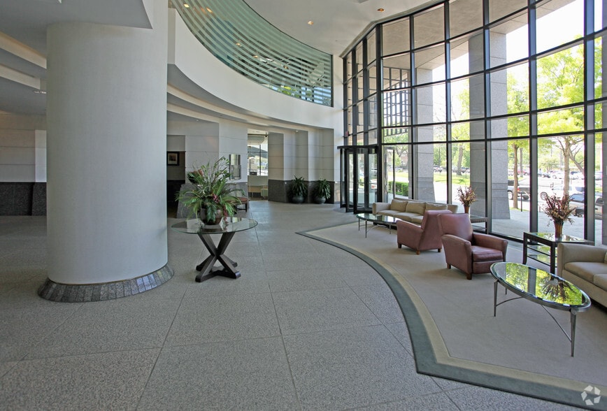 2828 Routh St, Dallas, TX à louer - Hall d’entrée – Image 2 sur 5