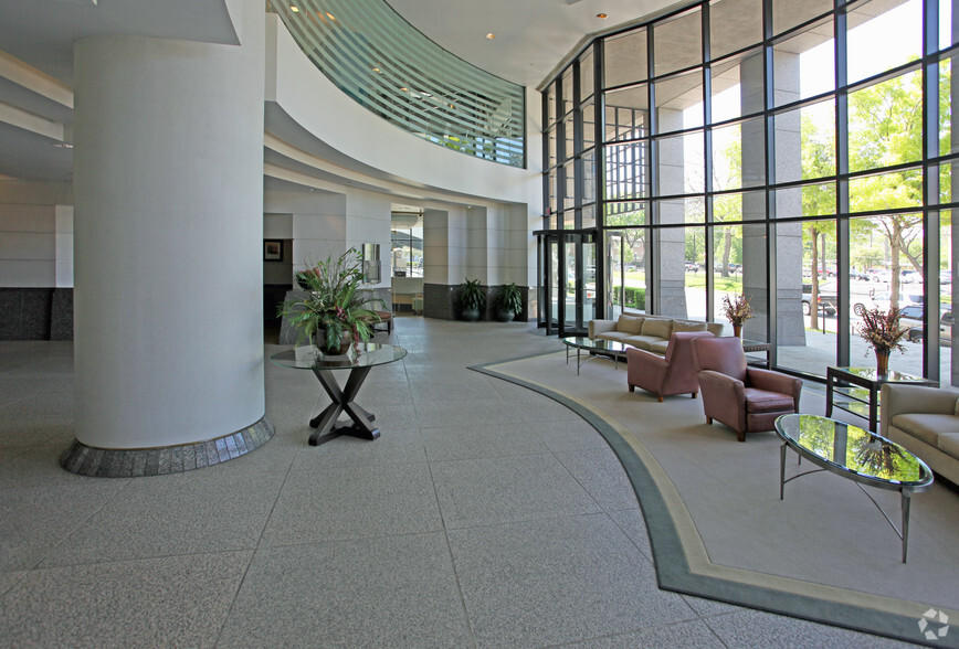 2828 Routh St, Dallas, TX à louer - Hall d’entrée – Image 2 sur 5