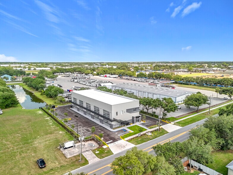 705 Hennis Rd, Winter Garden, FL à louer - Photo de l’immeuble – Image 2 sur 14