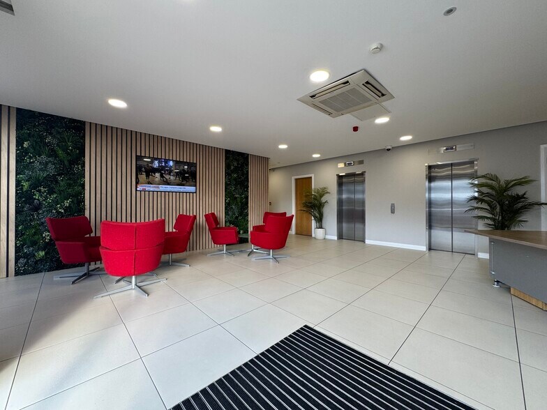 Queensway, Halesowen à louer - Photo de l’immeuble – Image 3 sur 17
