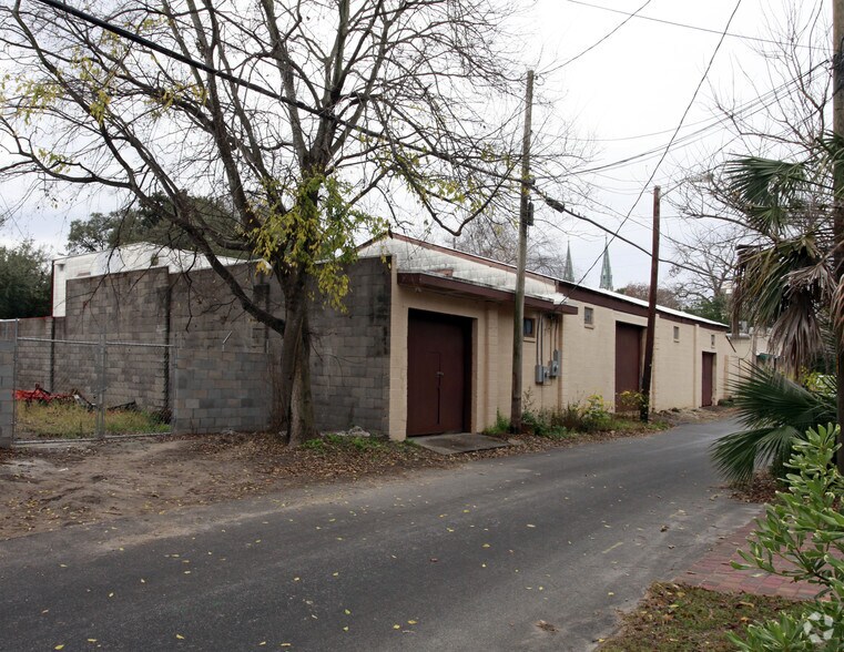 505 E Perry Ln, Savannah, GA à louer - Photo principale – Image 1 sur 2
