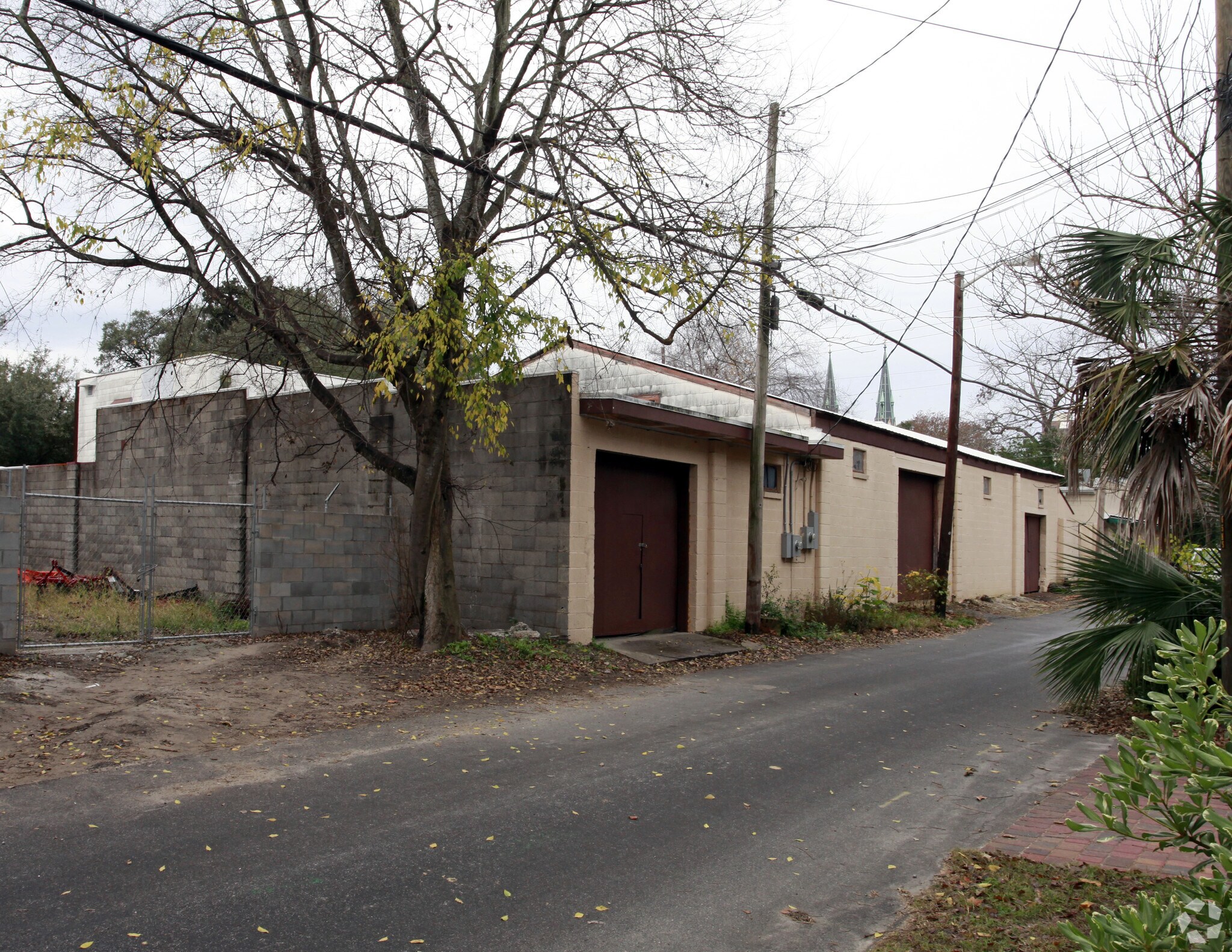 505 E Perry Ln, Savannah, GA à louer Photo principale– Image 1 sur 3