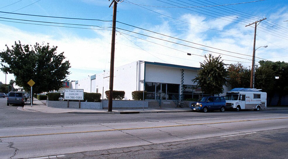 14909-14911 Calvert St, Van Nuys, CA à louer - Photo de l’immeuble – Image 2 sur 11