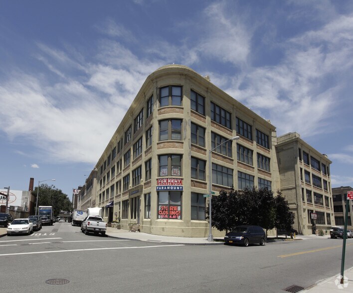 47-61 Pearson Pl, Long Island City, NY à louer - Photo de l’immeuble – Image 3 sur 15