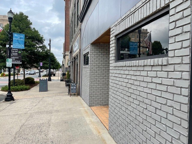 213 W Main Ave, Gastonia, NC à louer - Photo de l’immeuble – Image 2 sur 6