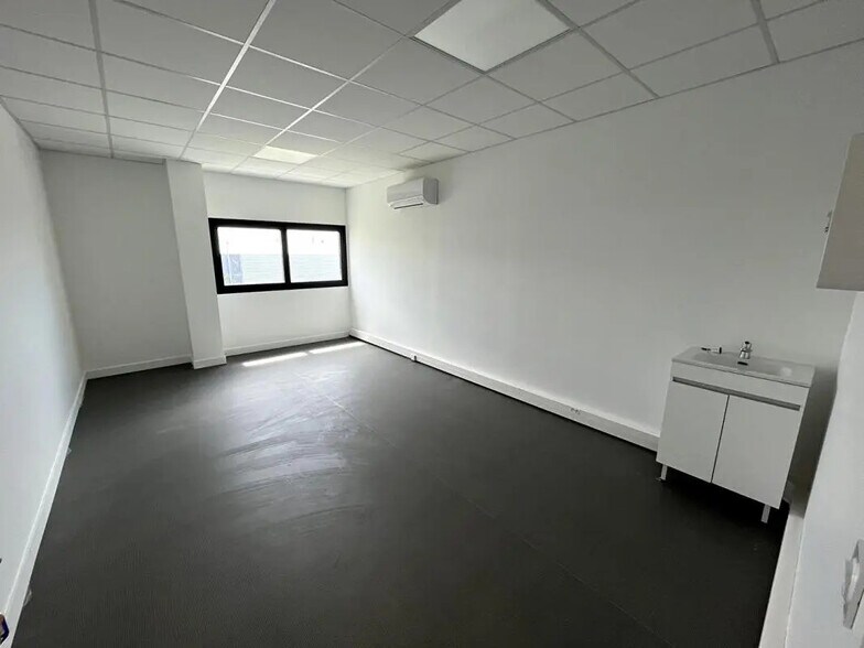 Bureau dans Istres à louer - Photo de l’immeuble – Image 2 sur 4