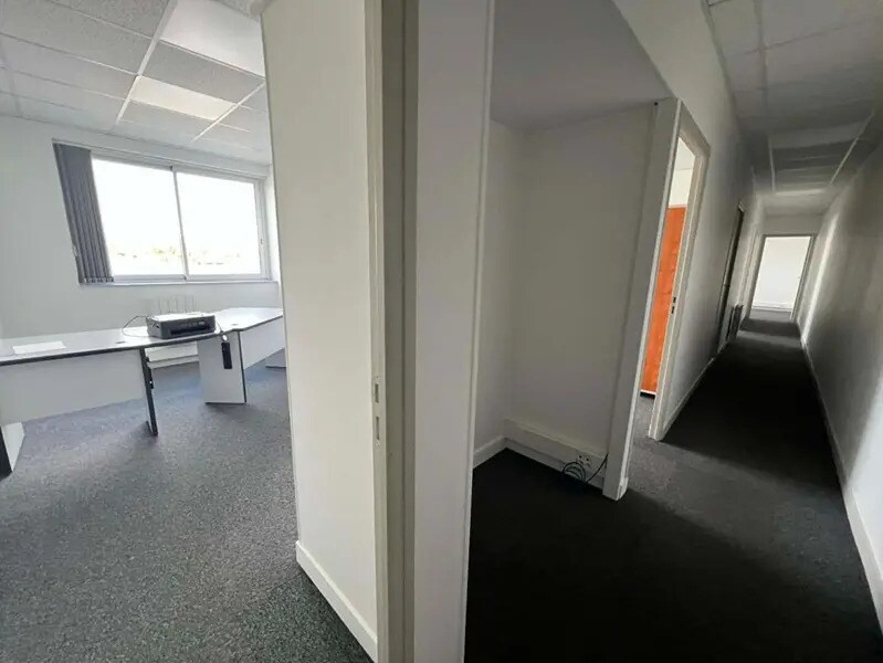 Bureau dans Verneuil-en-Halatte à louer Photo de l’immeuble– Image 1 sur 10