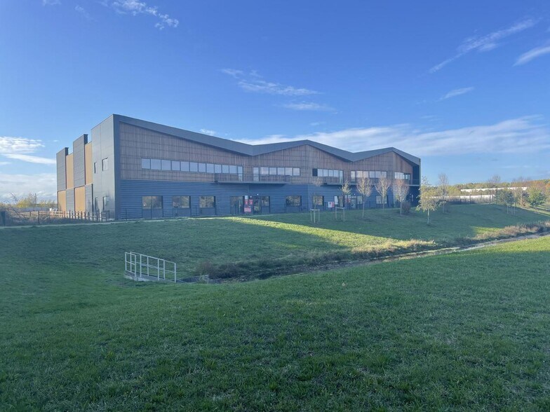 Local d'activités dans Moissy-Cramayel à vendre - Photo de l’immeuble – Image 3 sur 20