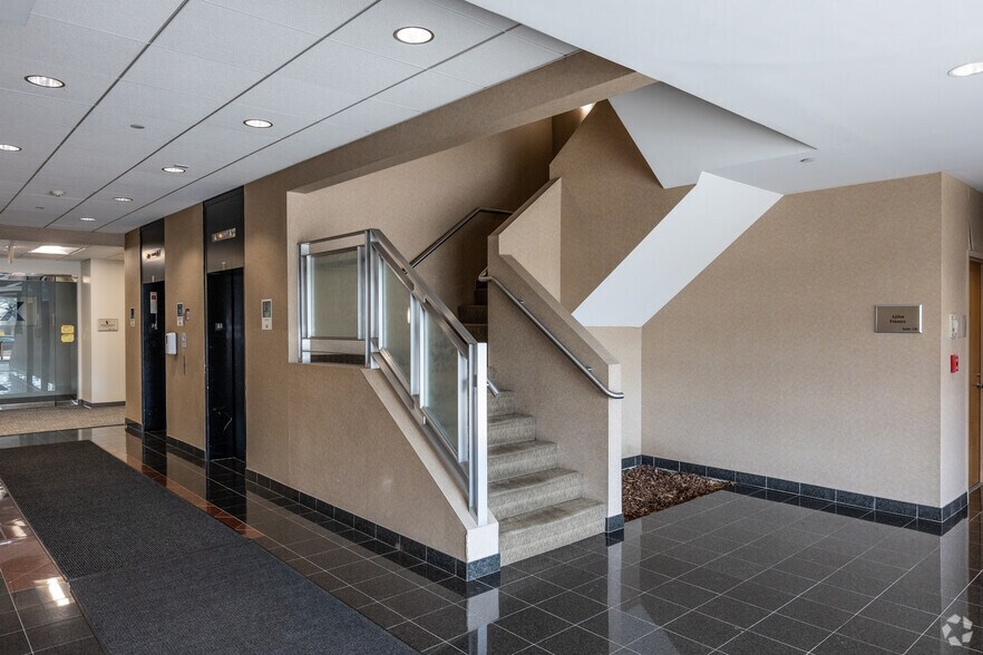 99 Cherry Hill Rd, Parsippany, NJ à vendre - Hall d’entrée – Image 2 sur 7