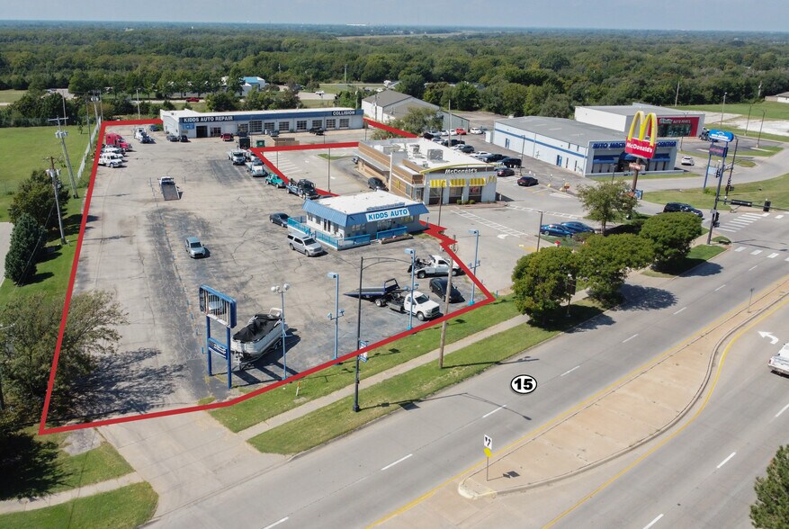 DEALERSHIP & 16-BAY SHOP portefeuille de 2 biens à vendre sur LoopNet.fr - Photo de l’immeuble – Image 1 sur 7