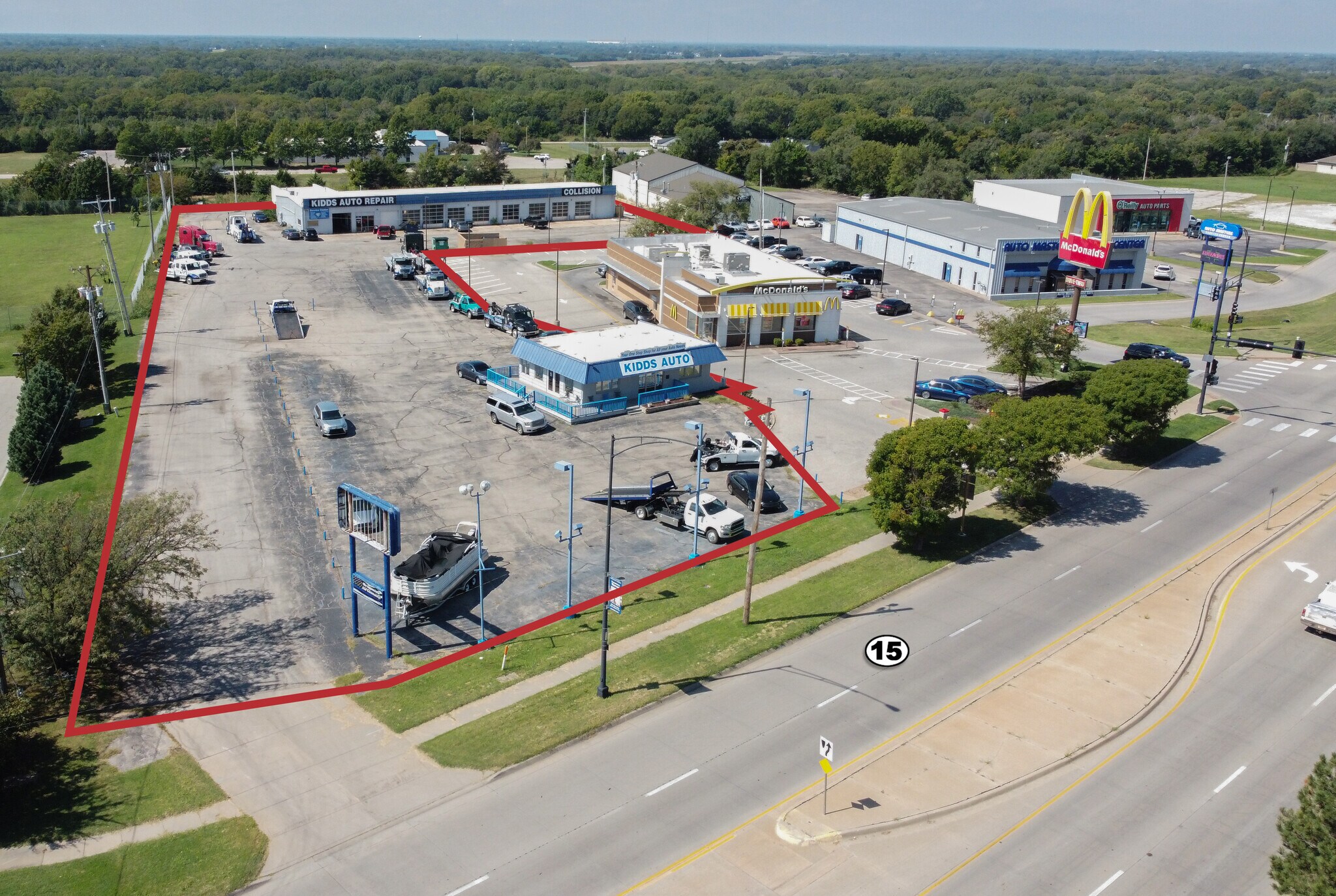 DEALERSHIP & 16-BAY SHOP portefeuille de 2 biens à vendre sur LoopNet.fr Photo de l’immeuble– Image 1 sur 8