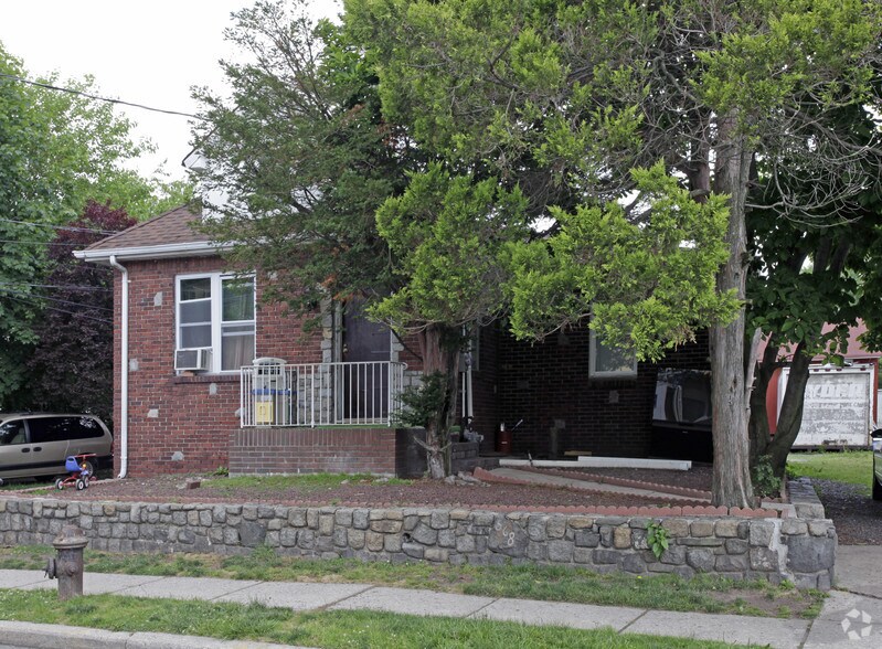 568 Villa Ave, Staten Island, NY à vendre - Photo de l’immeuble – Image 2 sur 2