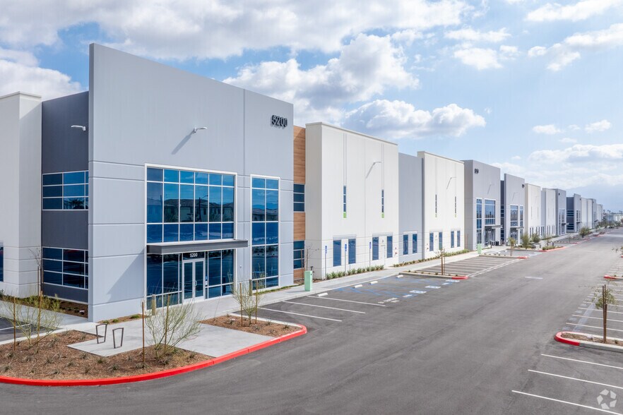 5200-5210 Hamner Ave, Eastvale, CA à louer - Photo de l’immeuble – Image 3 sur 12