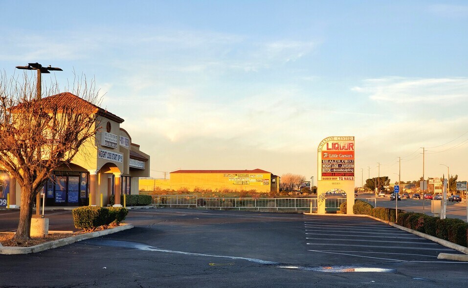 16061 Bear Valley Rd, Hesperia, CA à louer - Photo de l’immeuble – Image 2 sur 2
