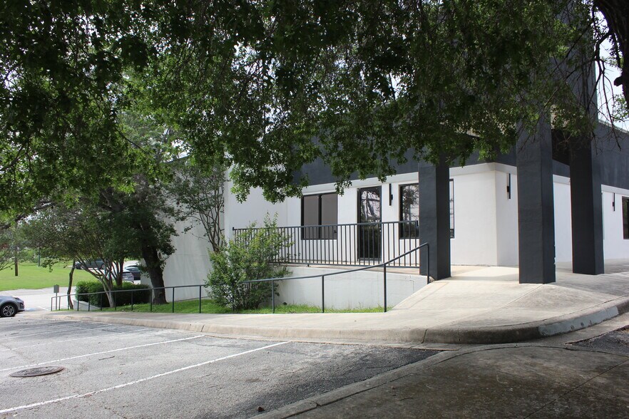 8637 Fredericksburg Rd, San Antonio, TX à louer - Photo de l’immeuble – Image 3 sur 11