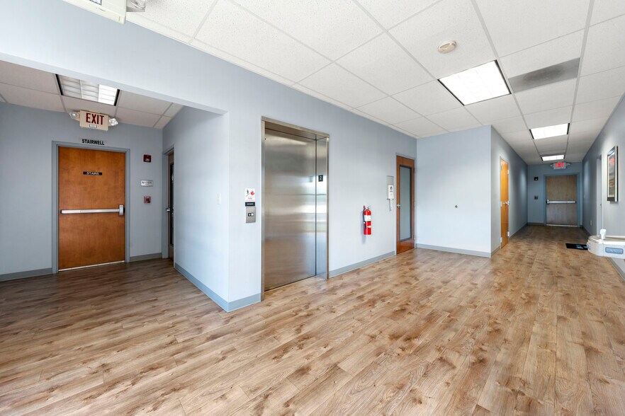 19824 W Catawba Ave, Cornelius, NC à louer - Photo de l’immeuble – Image 2 sur 20