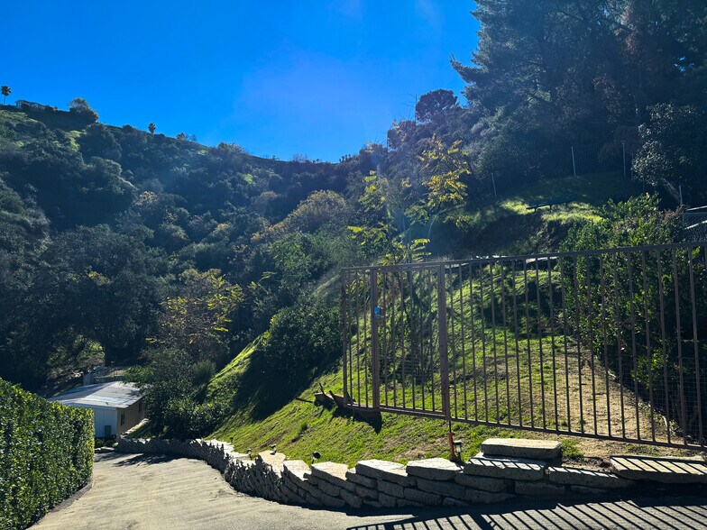 3 Ambar Dr, Woodland Hills, CA à vendre - Photo de l’immeuble – Image 2 sur 17