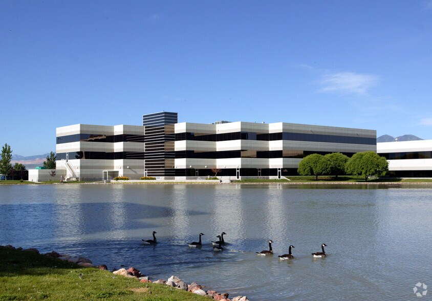 5202 W Douglas Corrigan Way, Salt Lake City, UT à louer - Photo de l’immeuble – Image 2 sur 2