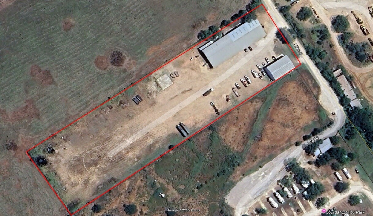 204 Pr Cardinal Ln, Jourdanton, TX à louer Photo principale– Image 1 sur 24