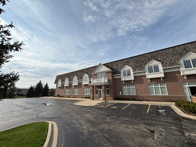 13700 W Irma Lee Ct, Lake Forest, IL à louer - Photo de l’immeuble – Image 3 sur 11